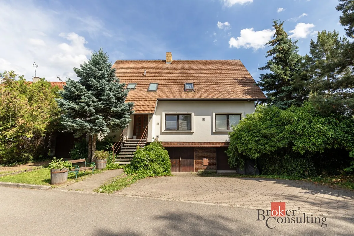 Prodej rodinného domu 402 m², pozemek 932 m²